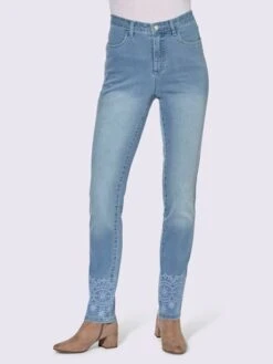 Jean Broderie Ton Sur Ton à La Finition Des Jambes